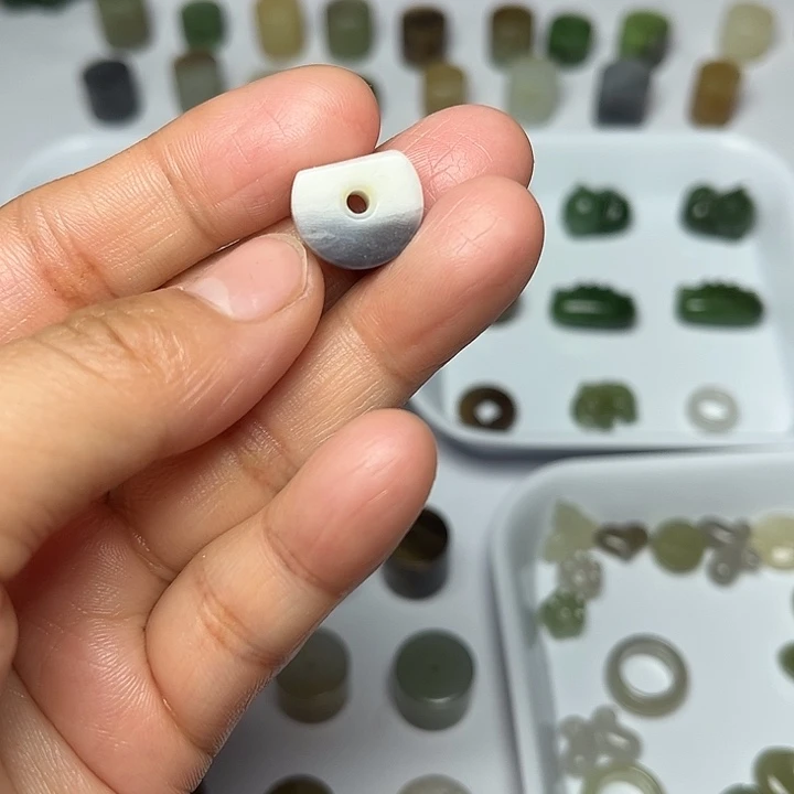 和田玉未镶嵌珠宝半成品94号微瑕款