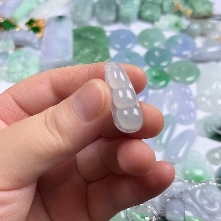 翡翠未镶嵌颈饰福豆