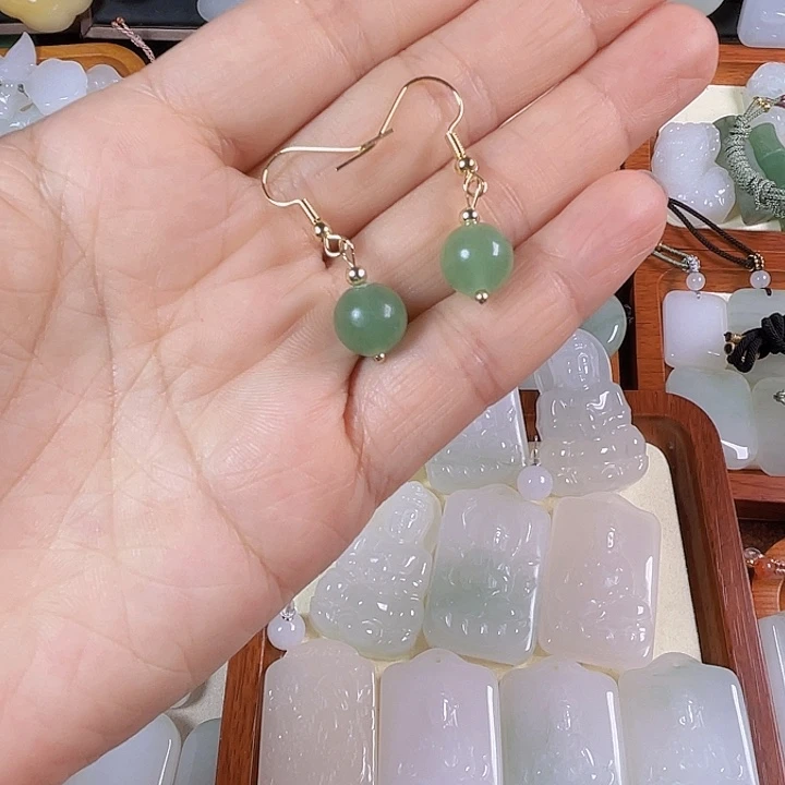 颈饰未镶嵌石英质玉