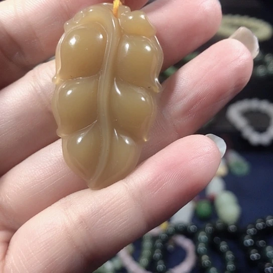 石英质玉（黄龙玉）未镶嵌颈饰