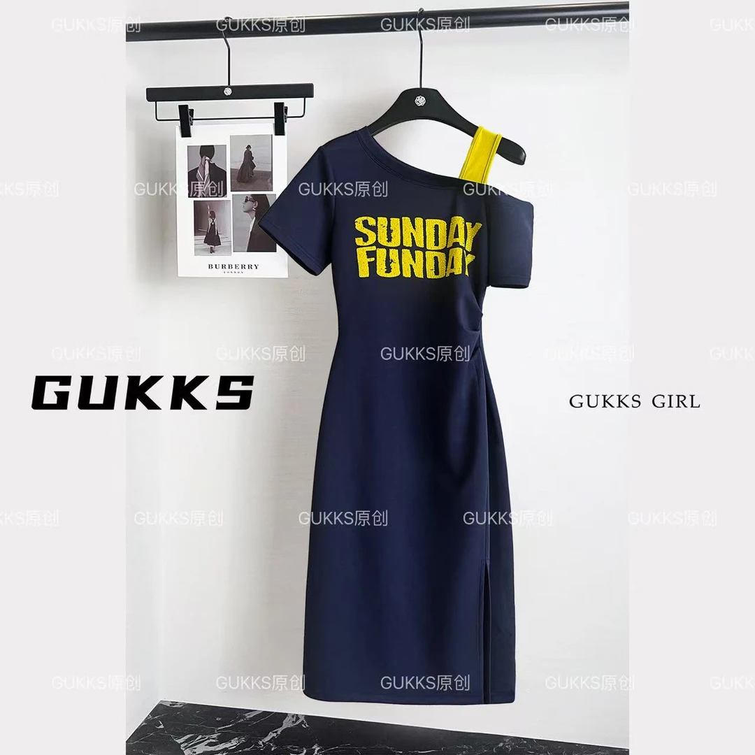 GUKKS/2025夏季新款字母气质斜肩韩版时尚露肩连衣裙GK662