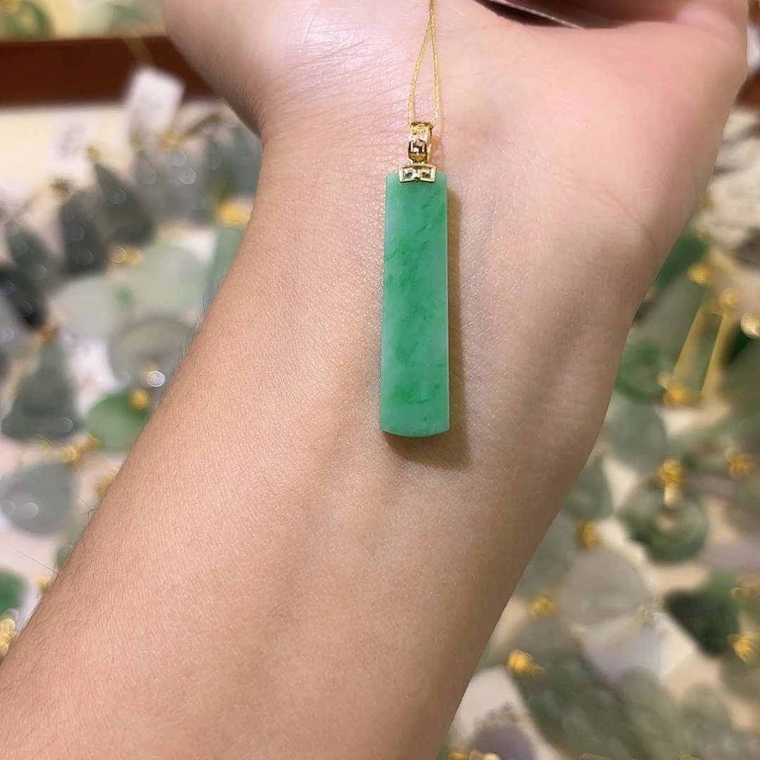 翡翠18K金镶嵌颈饰无事牌