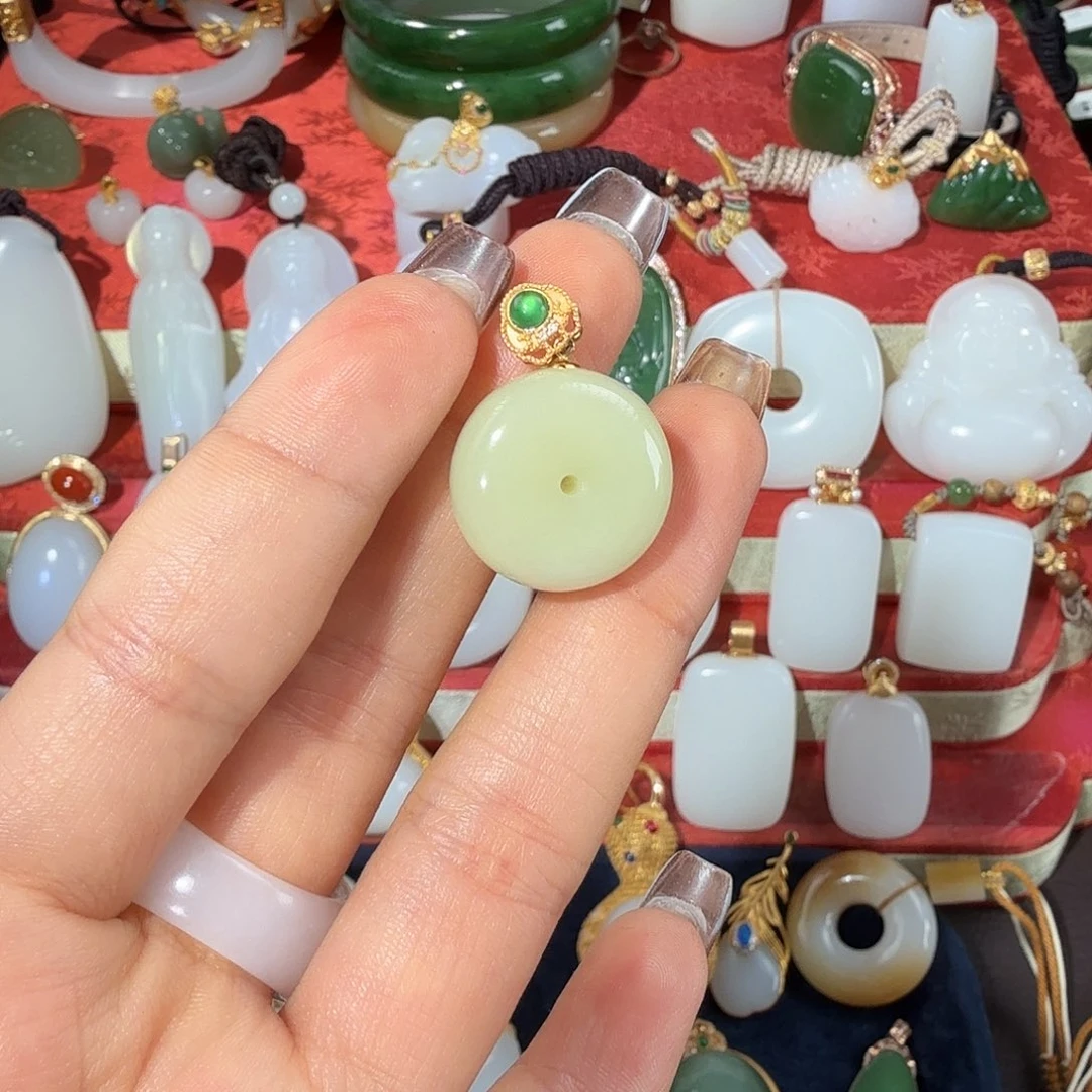 和田玉18K金镶嵌颈饰