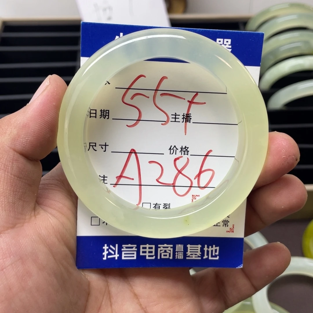 爱***谁蛇纹石玉未镶嵌手镯