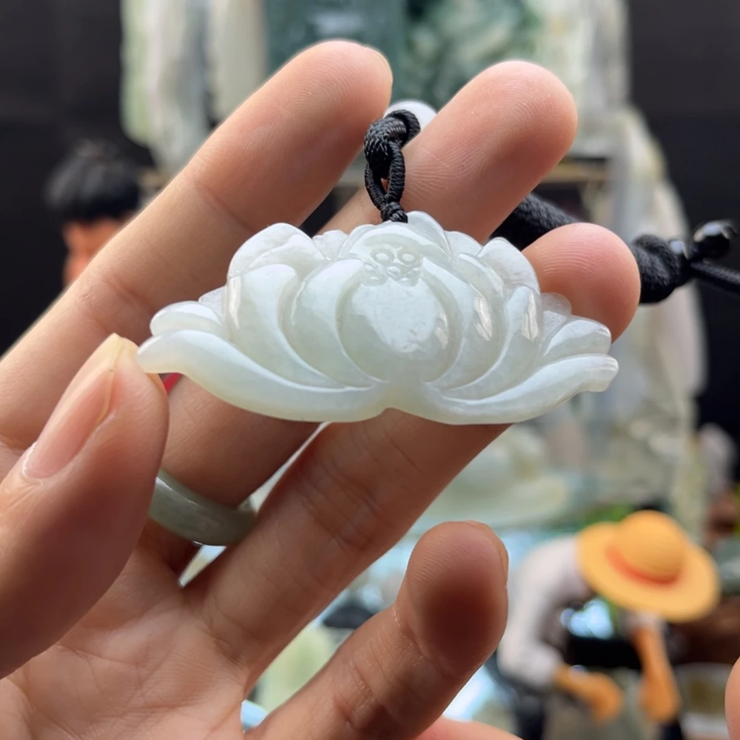 翡翠未镶嵌颈饰荷花