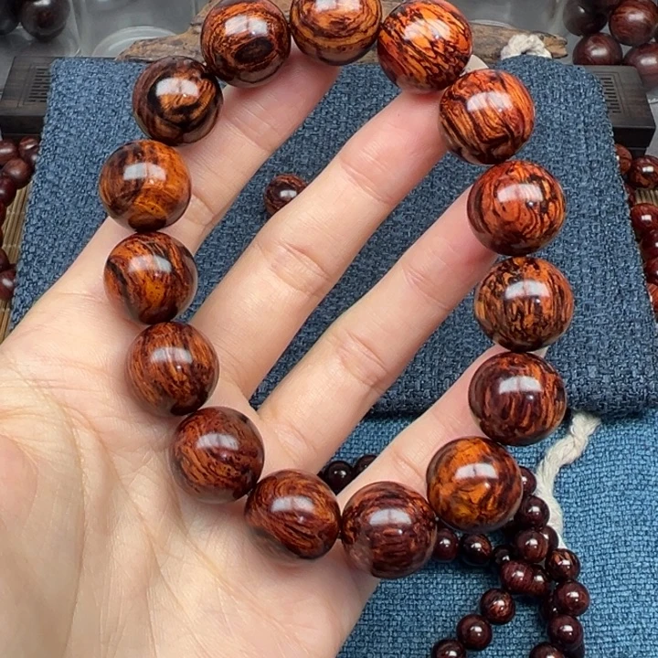 洋***动木海南红降花梨公树心油黄底妖纹1.5圆珠