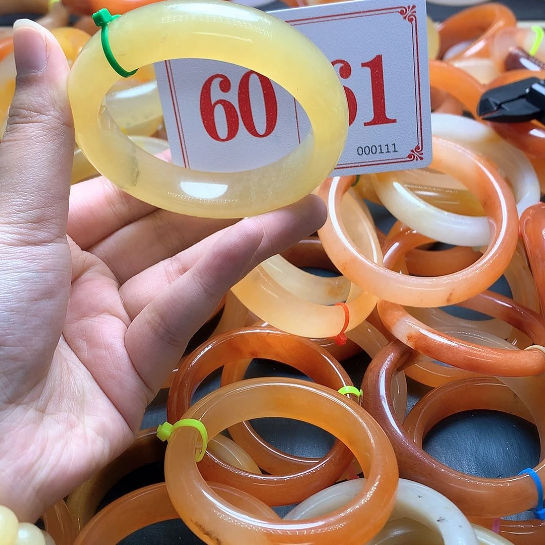 未镶嵌石英质玉（黄龙玉）手镯