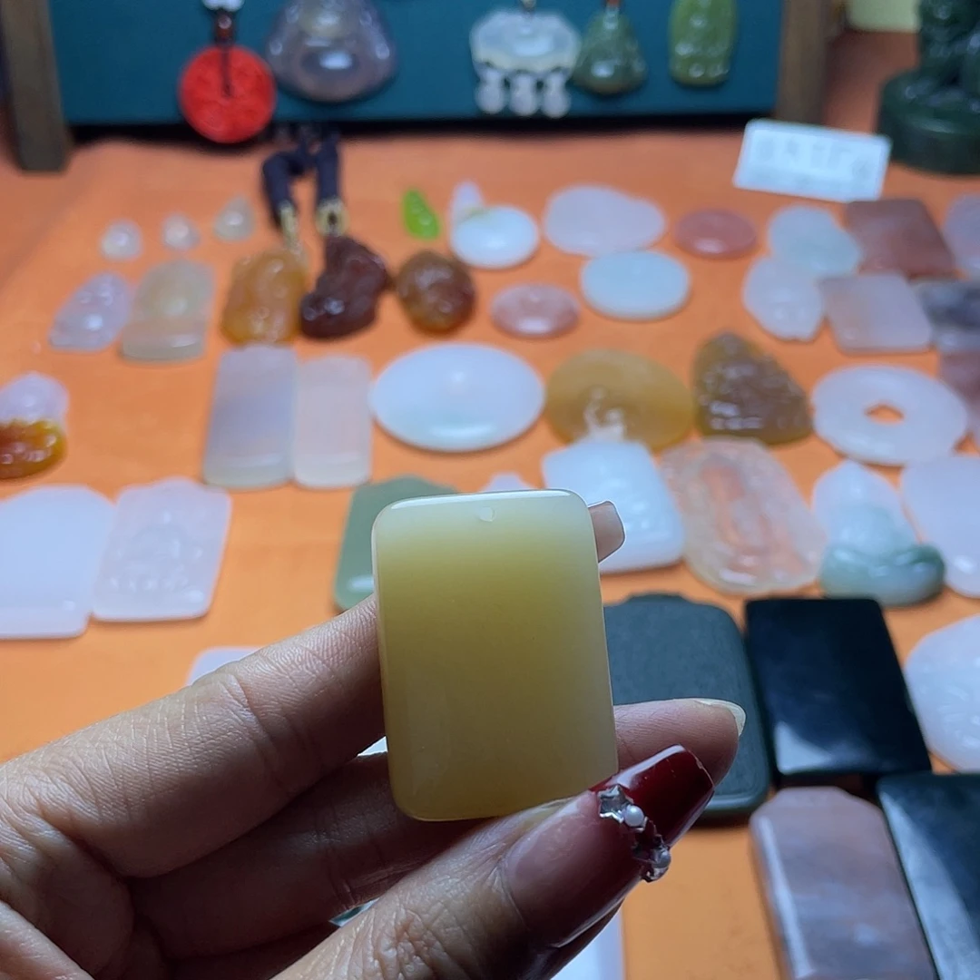 诗***意石英质玉（金丝玉）未镶嵌颈饰