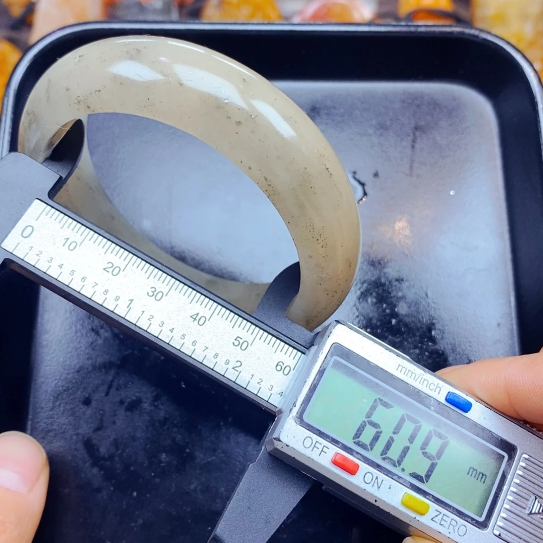 石英质玉（黄龙玉）未镶嵌颈饰