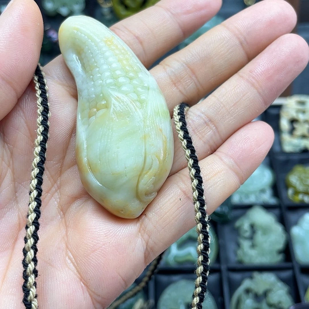 蛇纹石玉未镶嵌颈饰