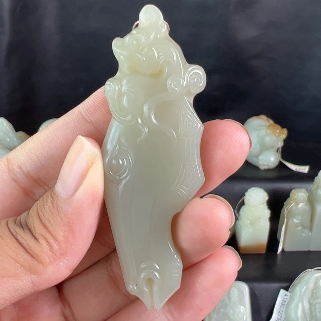 颈饰未镶嵌和田玉（糖玉）