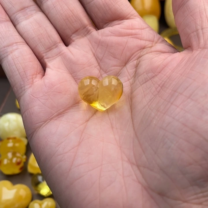 琥珀未镶嵌颈饰如图