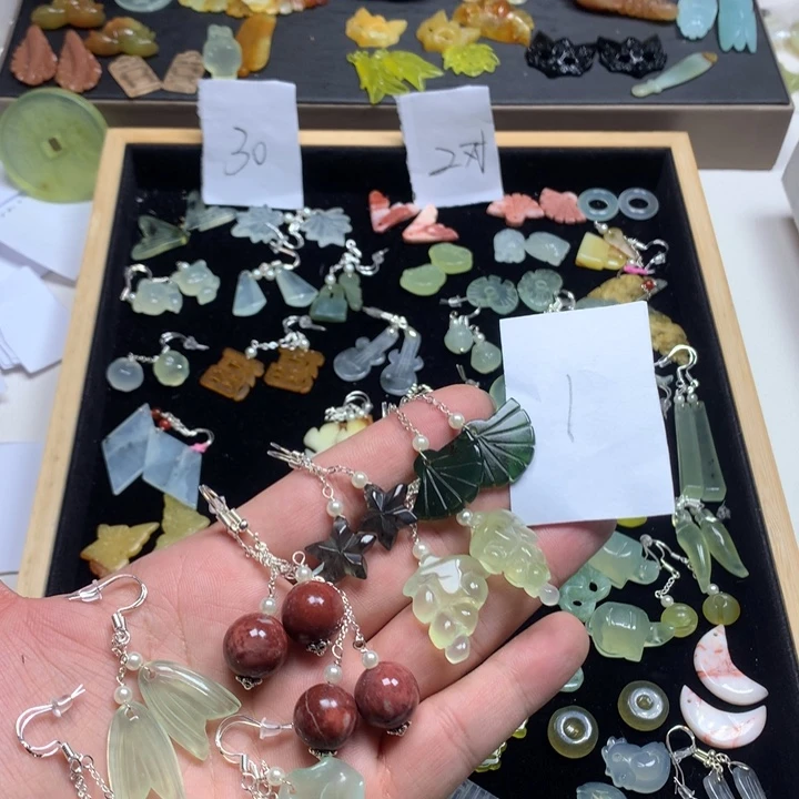 蛇纹石玉耳钉足银镀金镶嵌猫**令