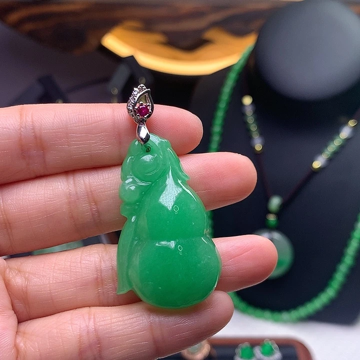 翡翠吊坠(赠链)未镶嵌