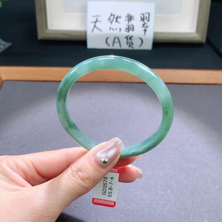 翡翠手镯未镶嵌天然翡翠手镯