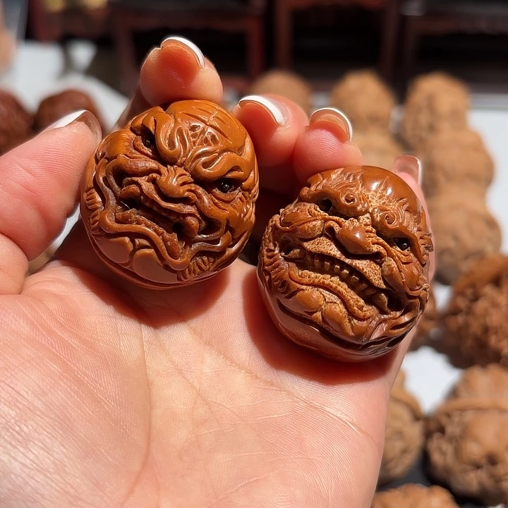 大叶紫檀（黑酸枝木类）文玩核桃之橄榄雕刻恶僧