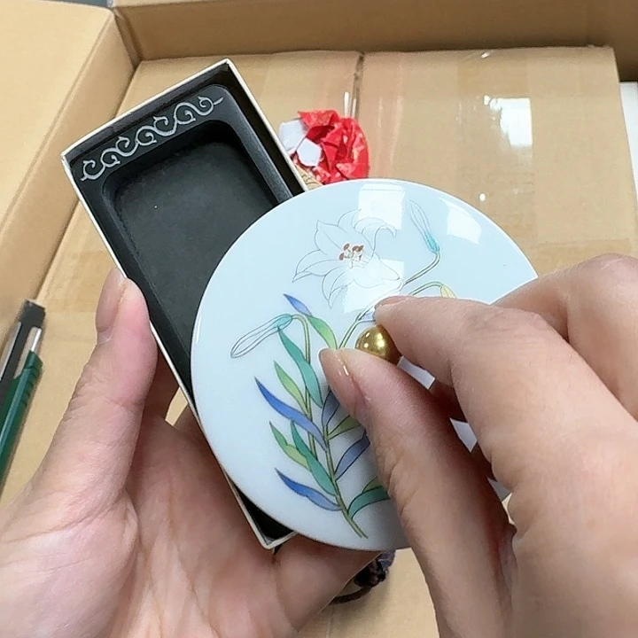 净*瓷器。  瓷器。