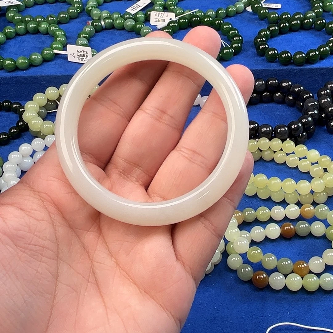 和田玉未镶嵌手镯