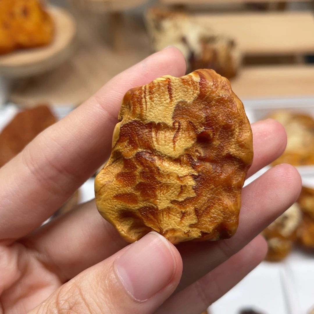 那***。琥珀未镶嵌珠宝奇石