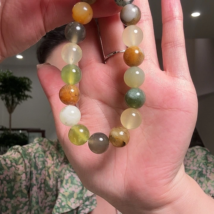 蛇纹石玉足银镶嵌颈饰