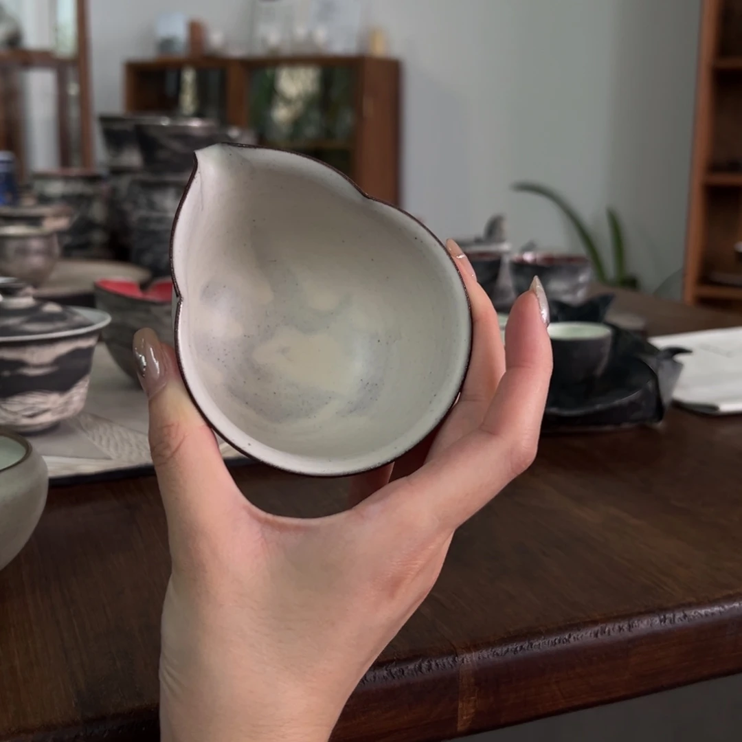 瓷片陶瓷。       陶瓷。