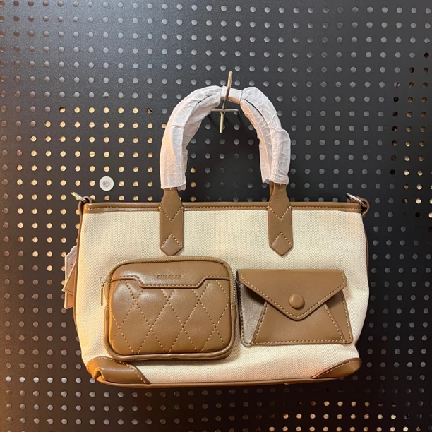 卡其色经典时尚设计口袋百搭女款包包