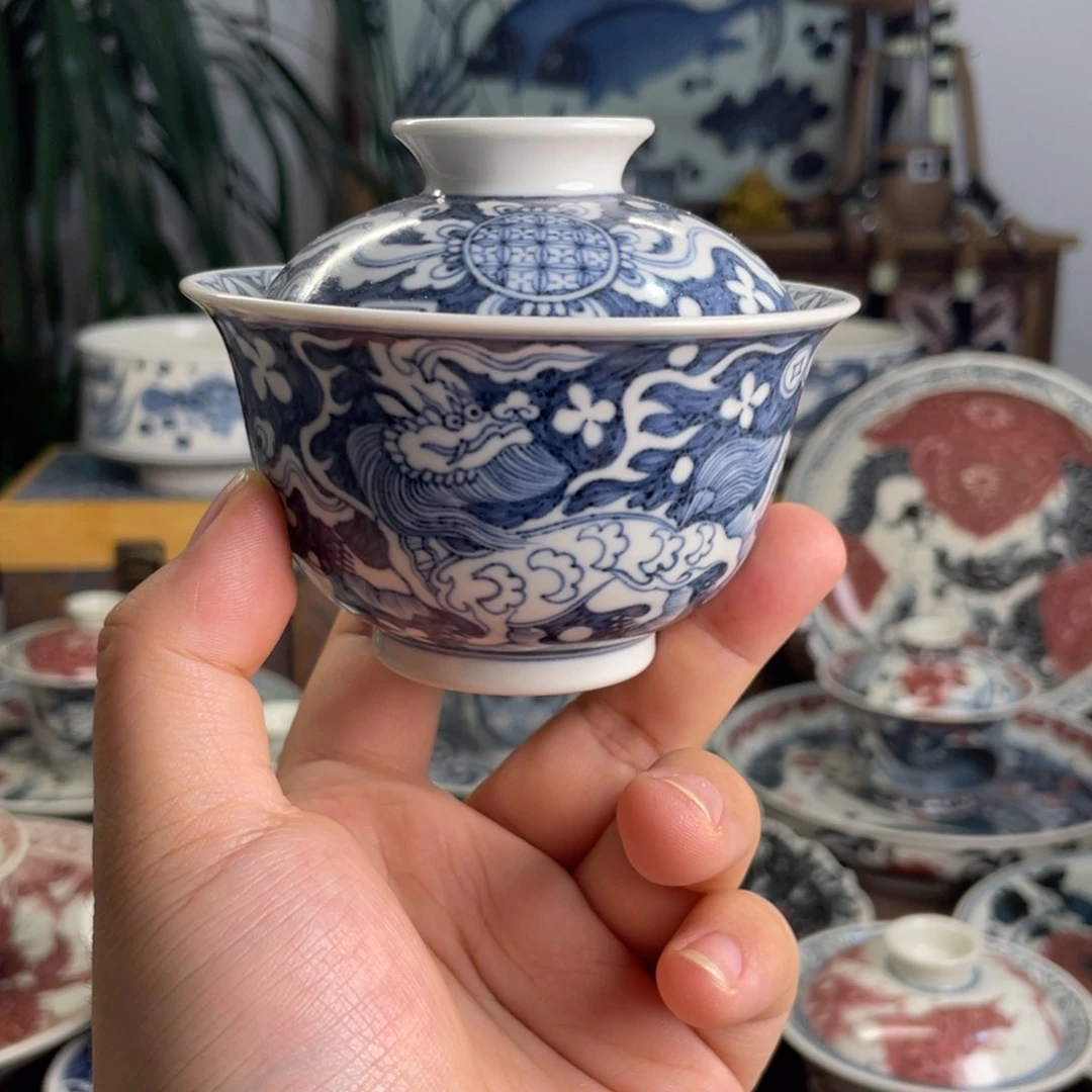 元青花蓝底瑞兽盖碗