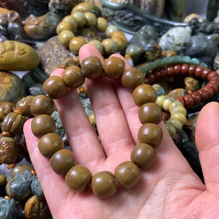未镶嵌岫岩河磨玉（透闪石质玉）挂件