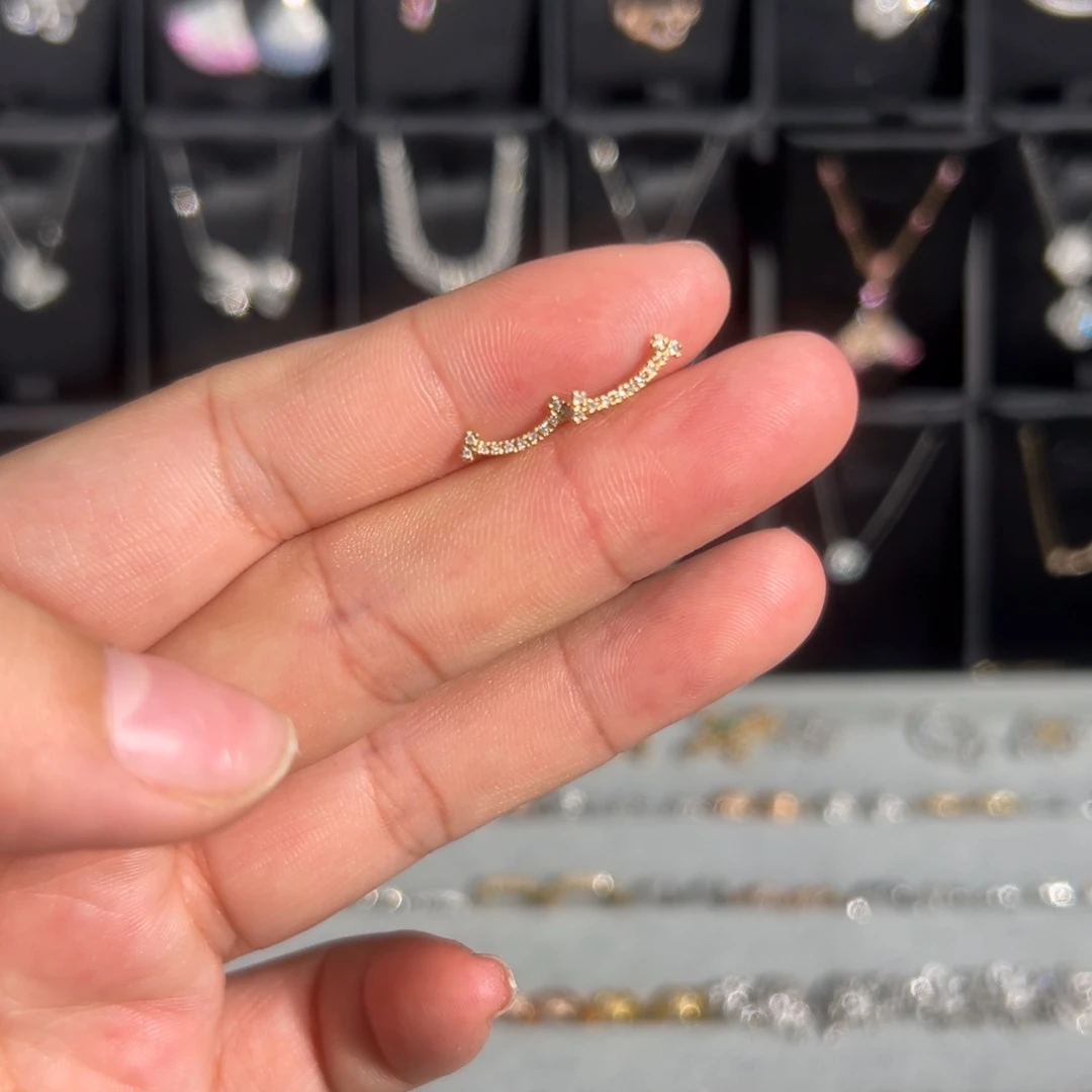 18K金镶嵌耳饰钻石微笑耳钉（k黄