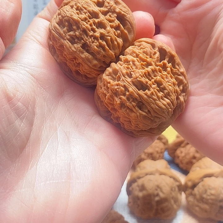 文玩核桃把件南疆石牛岩和三台水库