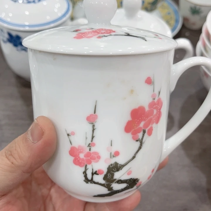 杯釉下五彩的瓷器和瓷器