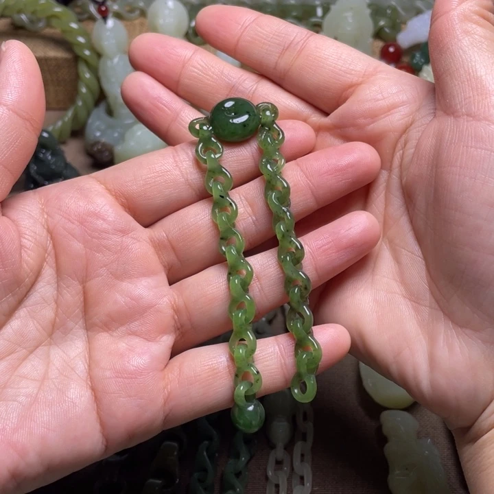 张***忠和田玉未镶嵌颈饰