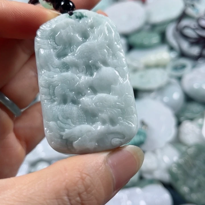 翡翠挂件未镶嵌有纹