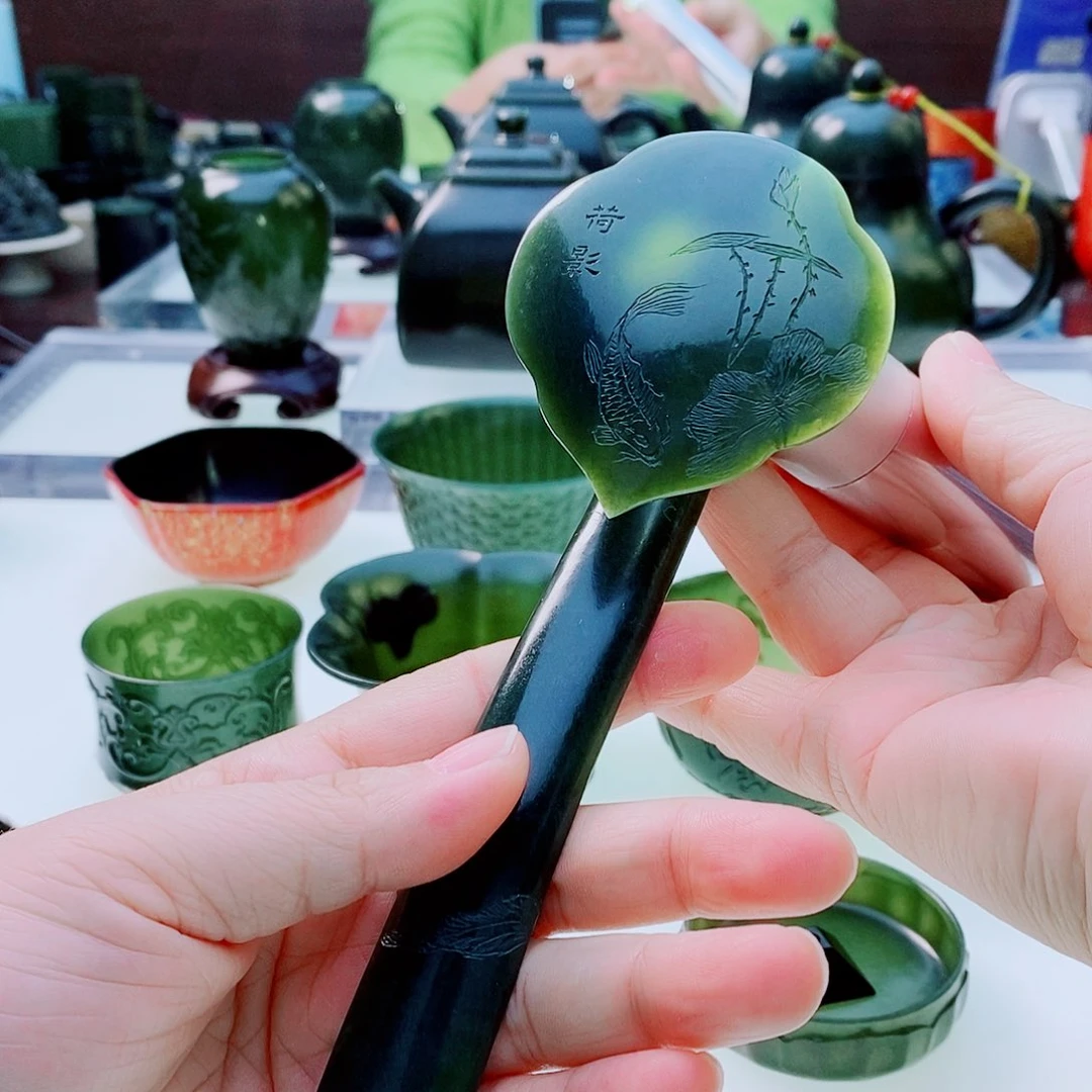 未镶嵌和田玉摆件微瑕