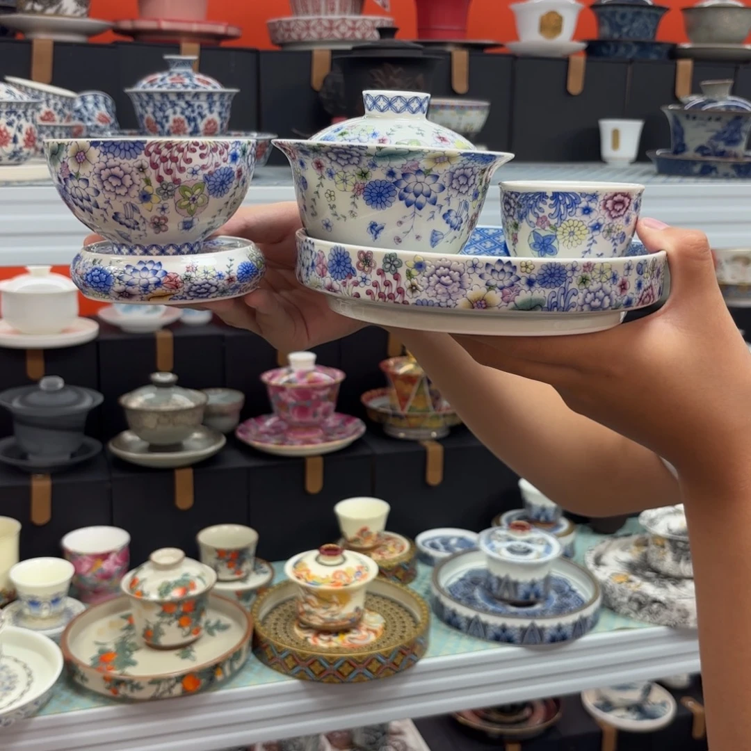 悬停车辆和车尾车都