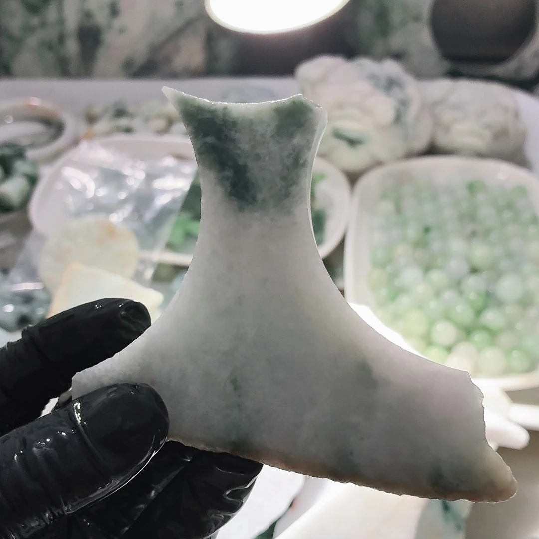 翡翠未镶嵌颈饰边角料