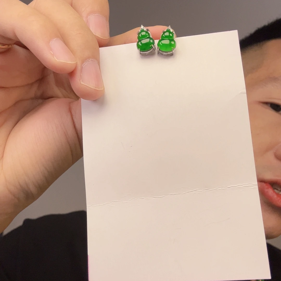 翡翠未镶嵌颈饰一对