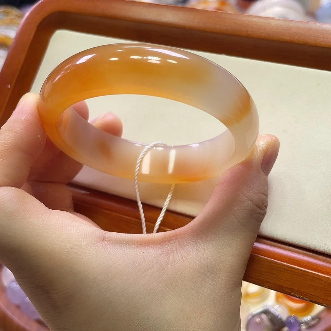玛瑙/玉髓未镶嵌手镯不同角度不同光线下色不同