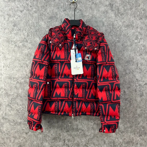 未使用 MONCLER 蒙口红色厚款满印羽绒服