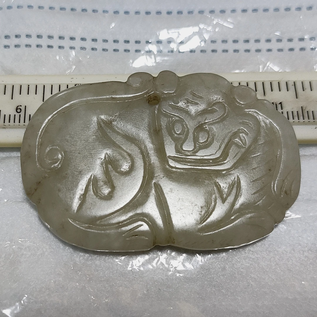 青白质地，室内外照片都有，虎型佩，完好温润，包浆明显，微沁