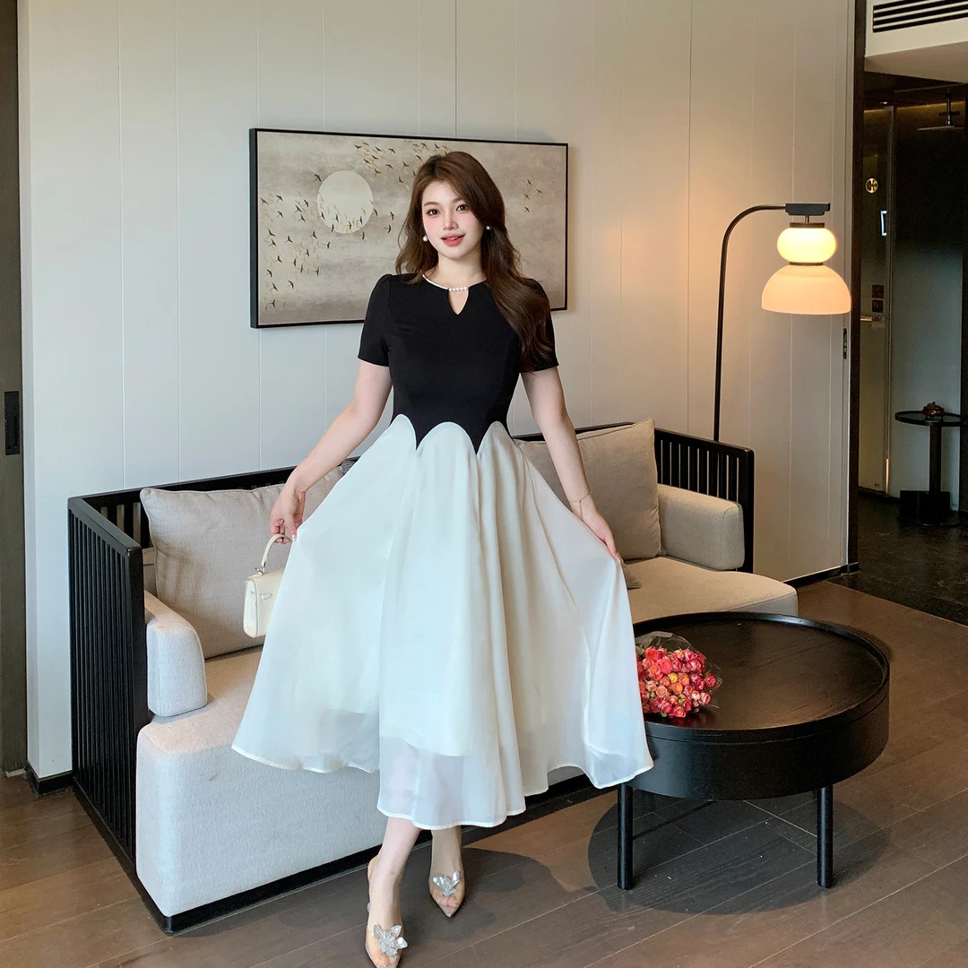 MB大码女装【今日主角】2025夏季新款法式设计感拼接珍珠领连衣裙