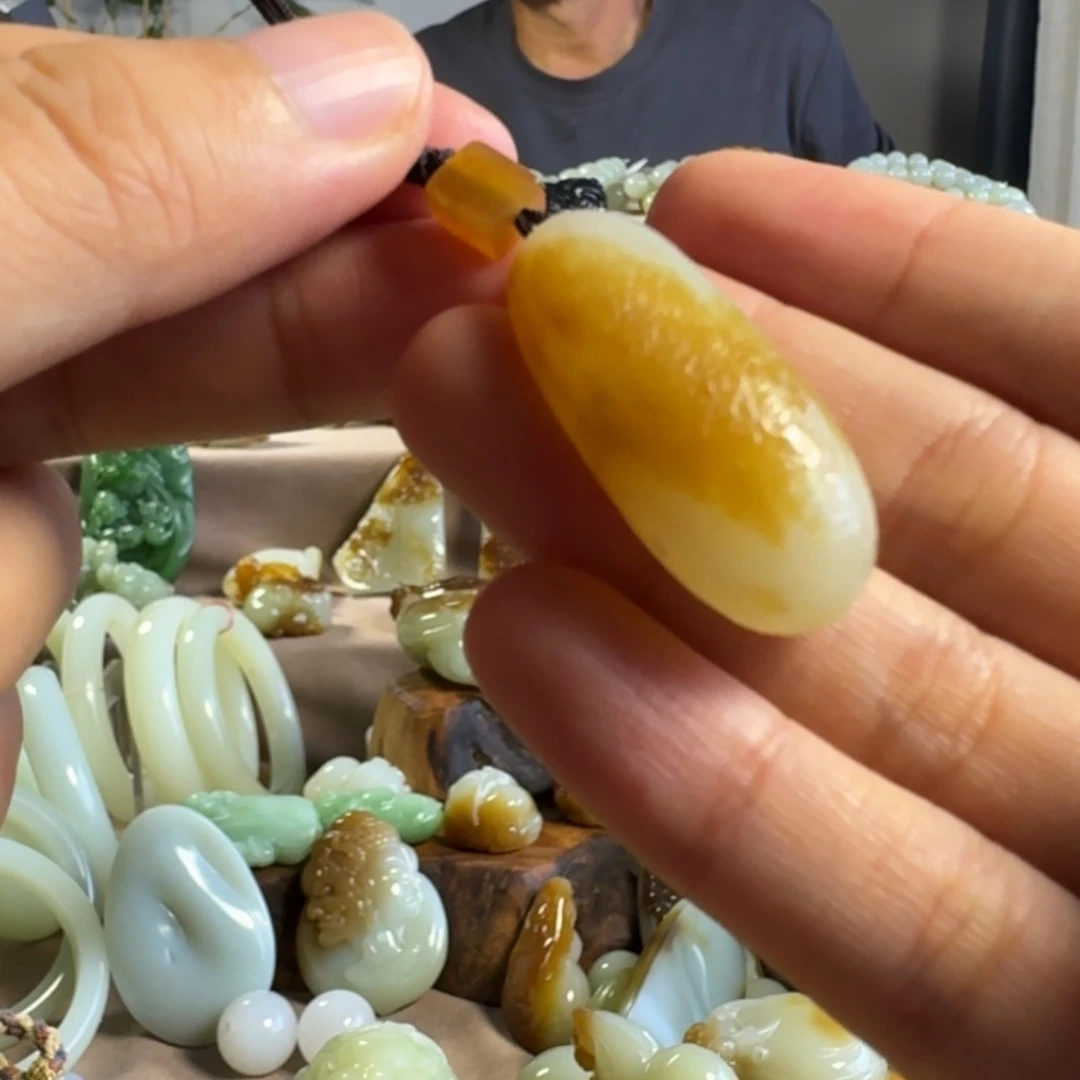 颈饰未镶嵌和田玉（糖玉）
