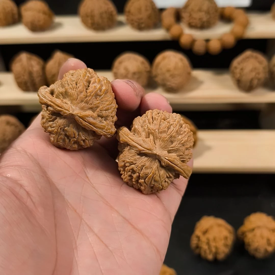 文玩核桃吊坠40+白狮子