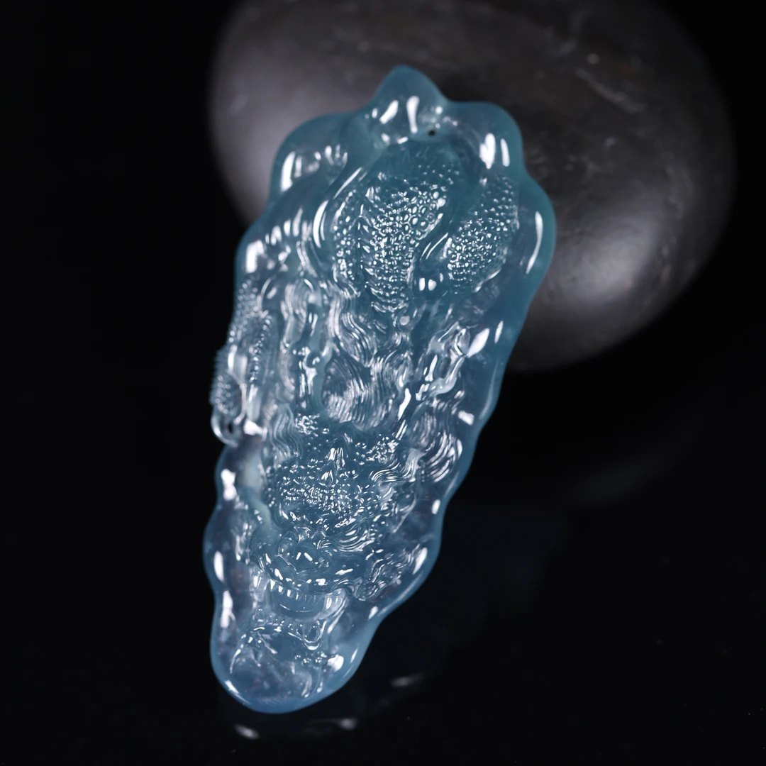高冰种翡翠龙牌吊坠