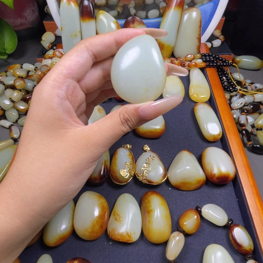 和田玉未镶嵌颈饰福*