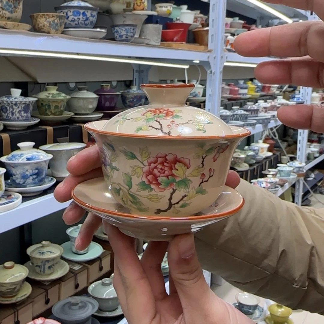 高温下的高温天气使人心情愉悦而