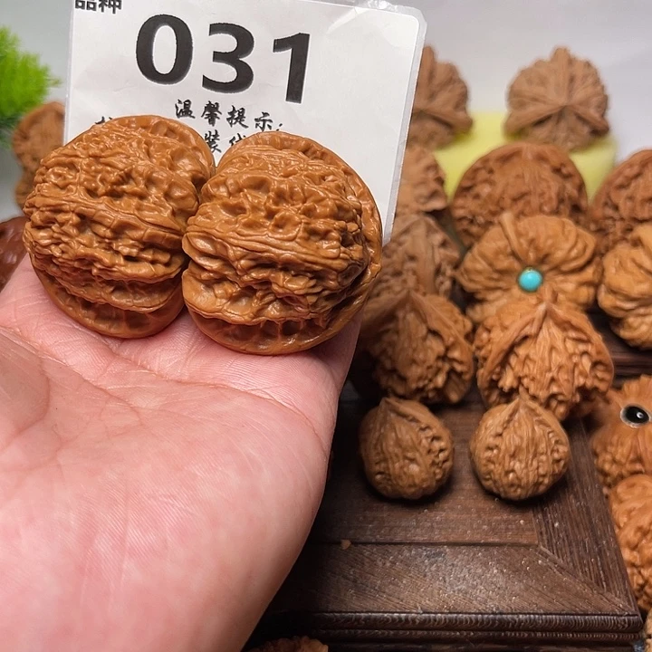 桃核把件白狮子。边43。 031