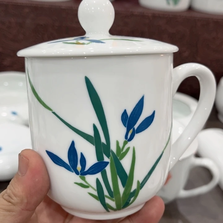 碗釉下五彩的瓷器和瓷器