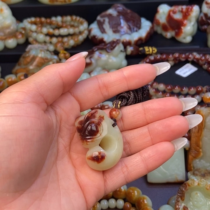 向***生岫岩河磨玉（透闪石质玉）未镶嵌挂件