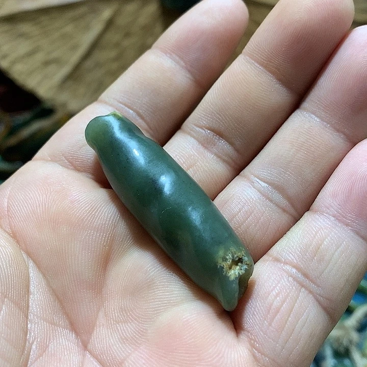 未镶嵌岫岩河磨玉（透闪石质玉）挂件